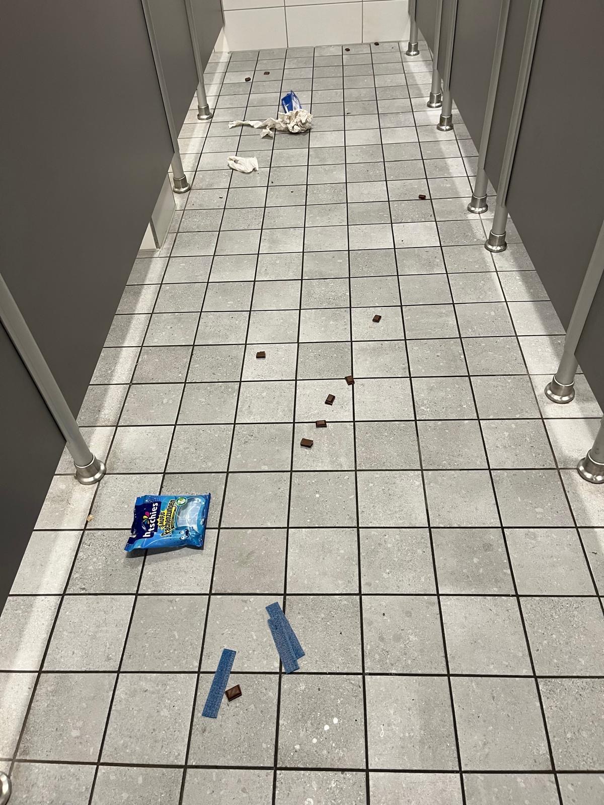 WC-Bodenreinigung – Vorher